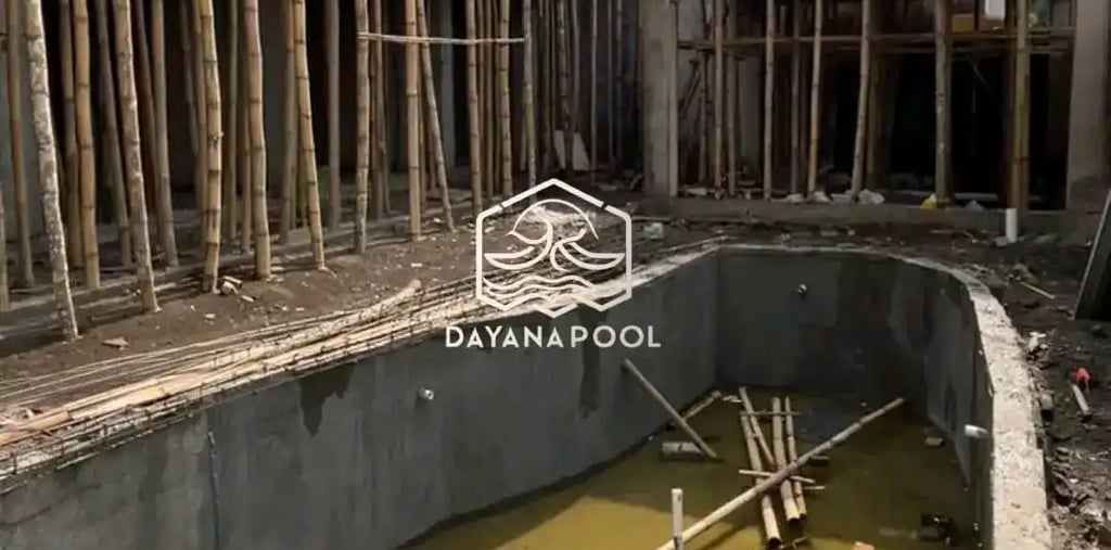 Kontraktor kolam renang profesional di Bekasi sedang mengerjakan pembuatan kolam renang