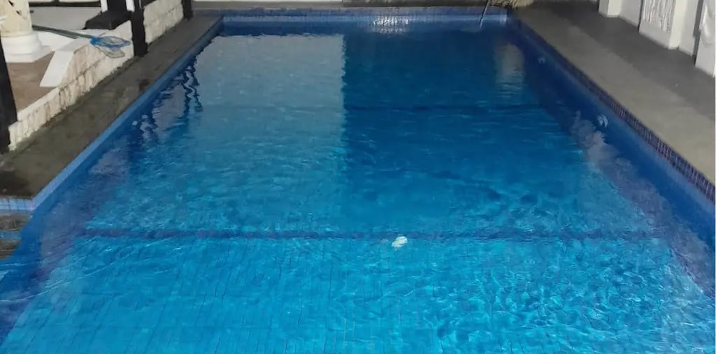 kolam renang indor dengan Desain minimalis
