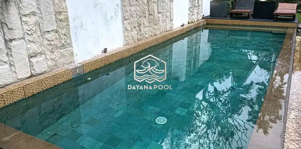 Kolam renang pribadi modern yang dibangun oleh DayanaPool.