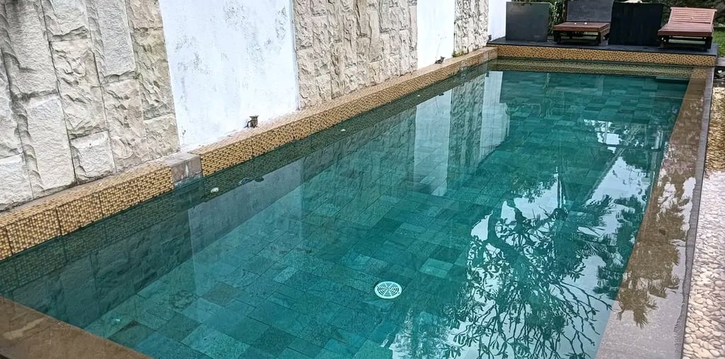 Kolam renang pribadi modern yang dibangun oleh DayanaPool.
