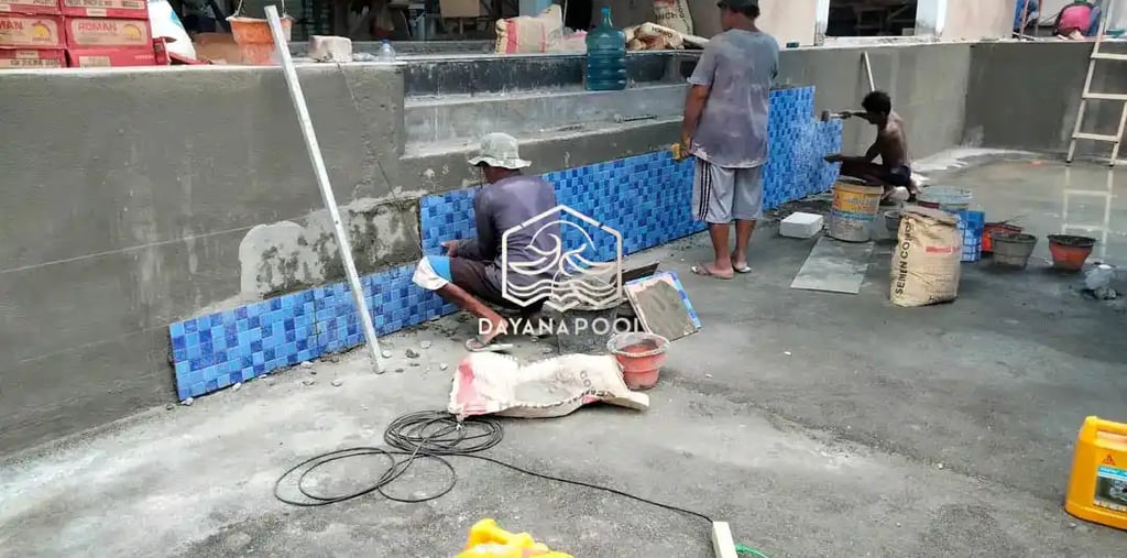 Kontraktor kolam renang profesional di Pandeglang sedang mengerjakan pembuatan kolam renang