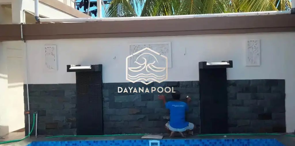 Kolam renang minimalis dengan air mancur kecil