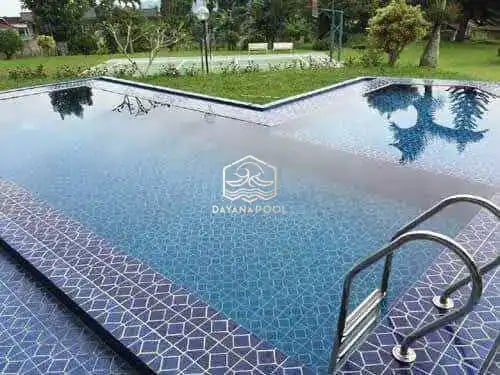Kolam renang dengan desain minimalis dan fungsuonal di Salatiga buatan dayanapool