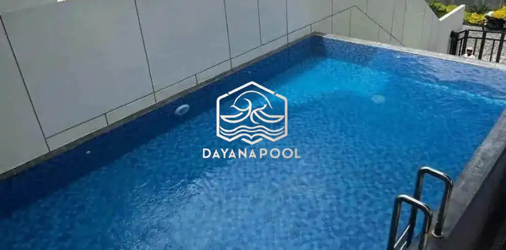 kolam renang Over flow dengan batu alam hijau