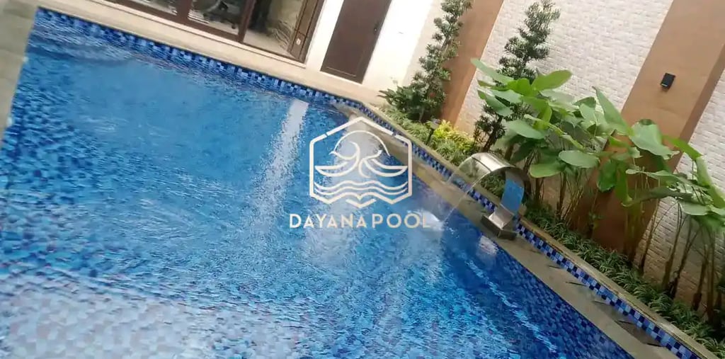 Kolam renang infinity dengan latar belakang pegunungan yang indah.