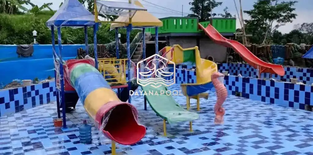 Keluarga menikmati waktu bersama di kolam renang minimalis di rumah