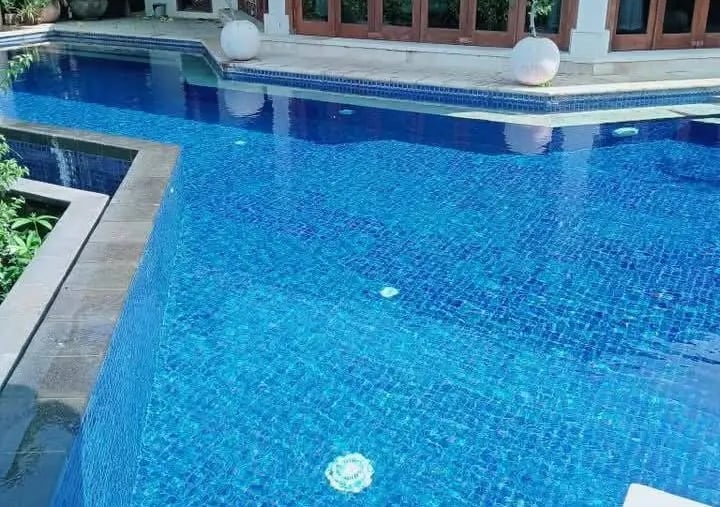 kolam renang mewah dengan bentuk yang menyesuaikan dengan lahan