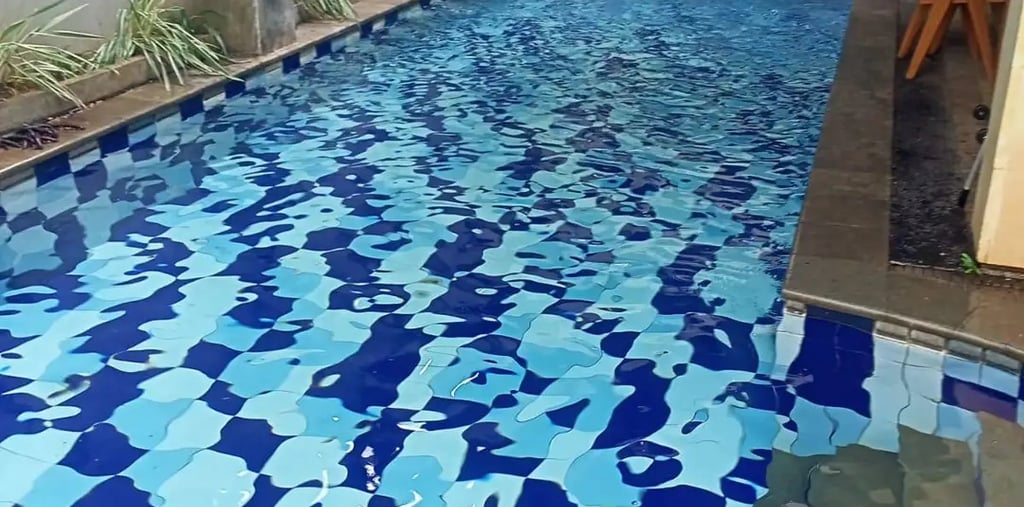 kolam renang indor dengan desain minimalis