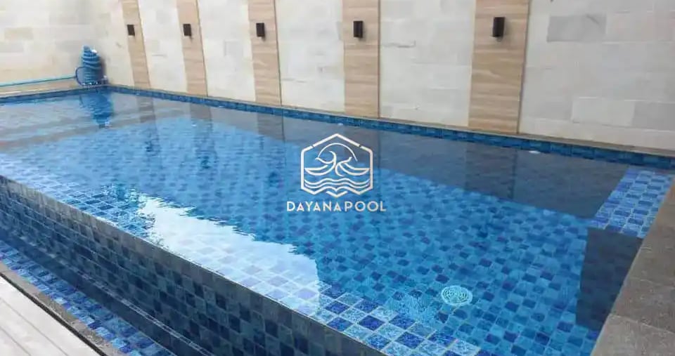 properti kolam renang modern di Bandung yang dikelilingi pemandangan hijau