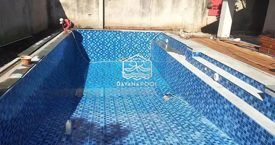 kolam renang dengan desain mewah dan besar buatan dayanapool