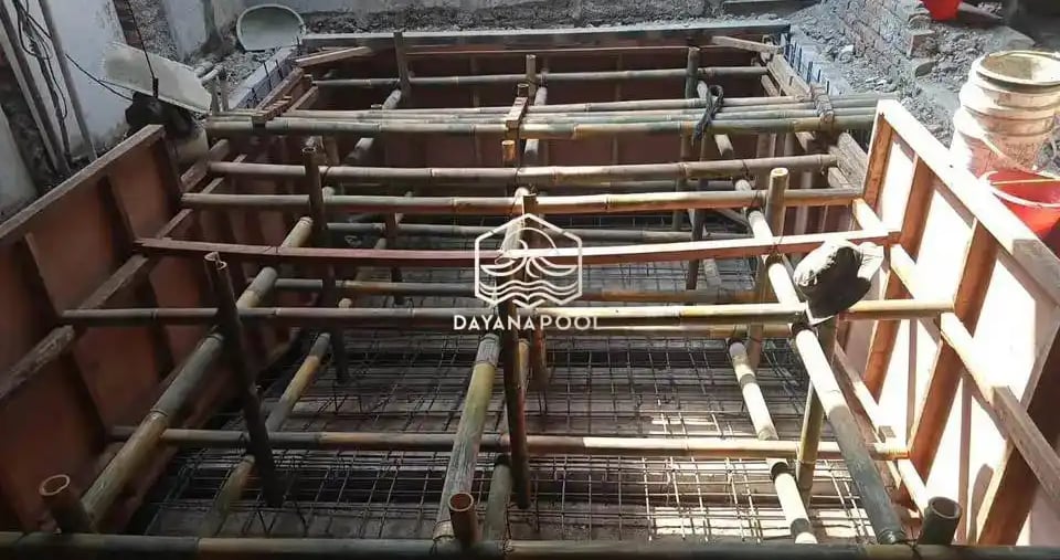 Kontraktor kolam renang profesional di Subang sedang mengerjakan pembuatan kolam renang