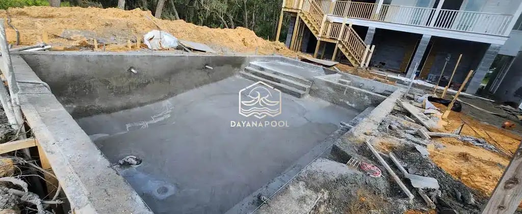 Pembuatan kolam renang tahap pemelesteran oleh dayanapool