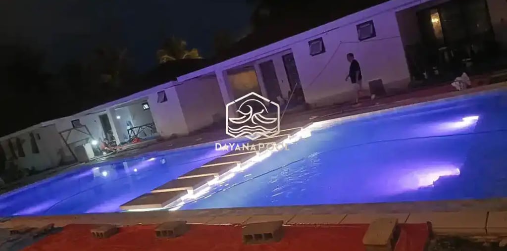 Kolam renang minimalis dengan pencahayaan yang baik