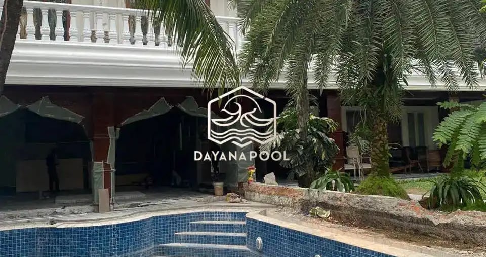 Kontraktor kolam renang profesional di Jakarta Utara sedang mengerjakan pembuatan kolam renang