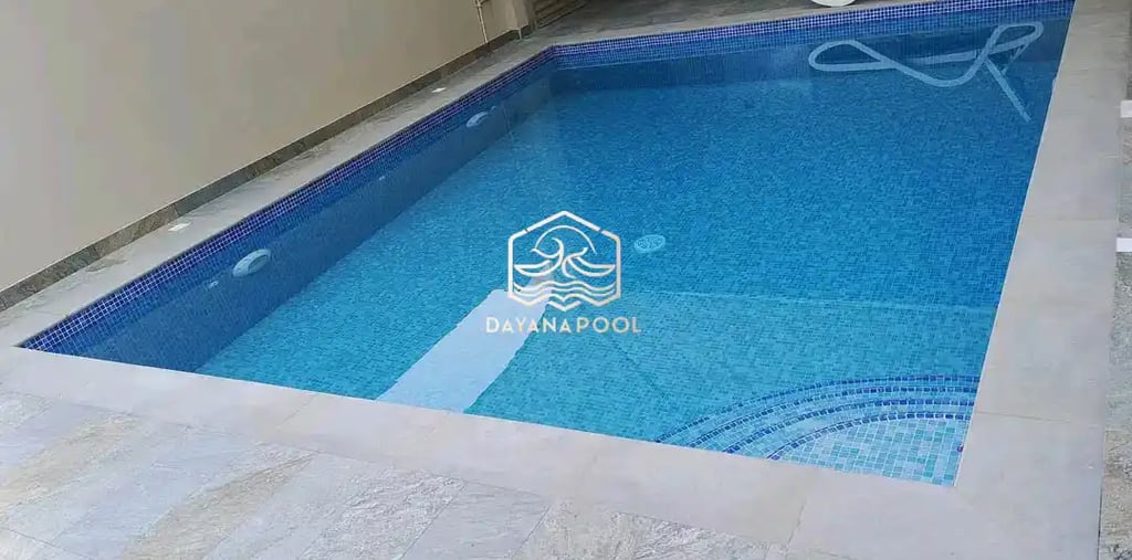 Pekerja dari dayanapool sedang merawat kolalm renang kecil