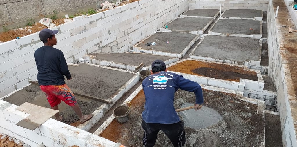 tim kontraktor profesional dayanapool sedang mengerjakan proyek kolam renang