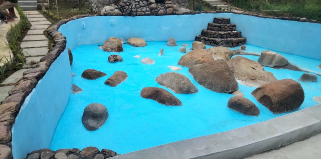 Kontraktor kolam renang profesional di Jakarta Utara sedang mengerjakan pembuatan kolam renang