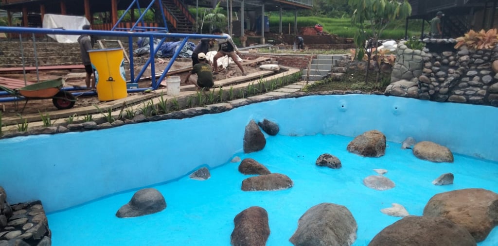Kontraktor kolam renang profesional di Pandeglang sedang mengerjakan pembuatan kolam renang