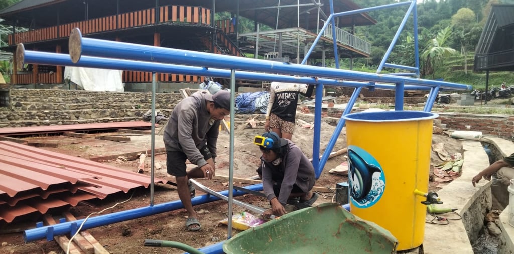 Kontraktor kolam renang profesional di Batang sedang mengerjakan pembuatan kolam renang