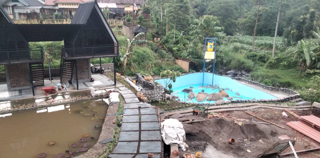 . Proses pembuatan kolam renang oleh dayanapool