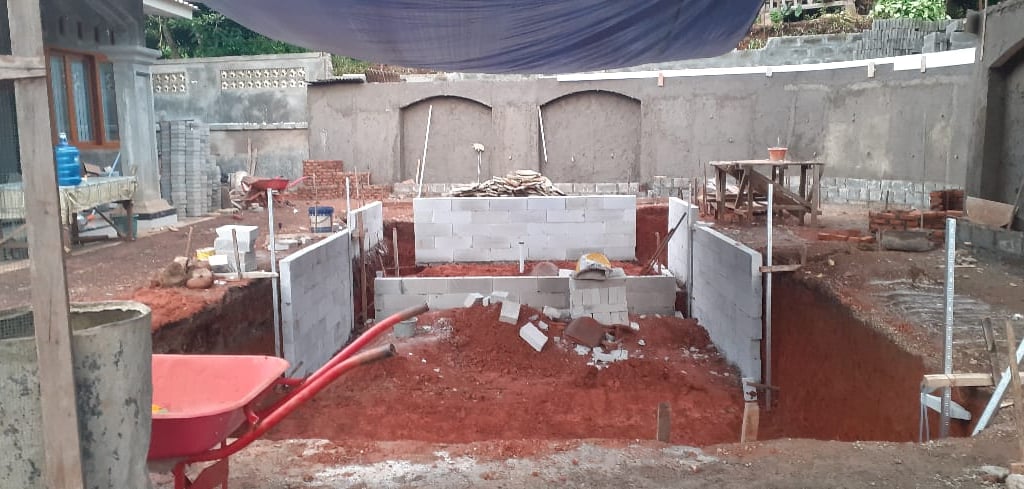 Kontraktor kolam renang profesional di Banyumas sedang mengerjakan pembuatan kolam renang