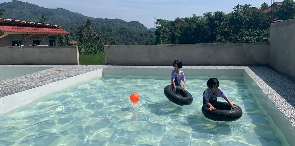 Momen kebersamaan di kolam renang impian, hasil karya DayanaPool.