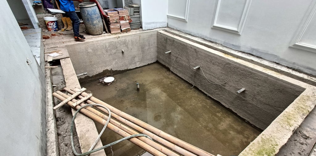 Kontraktor kolam renang profesional di Cimahi sedang mengerjakan pembuatan kolam renang