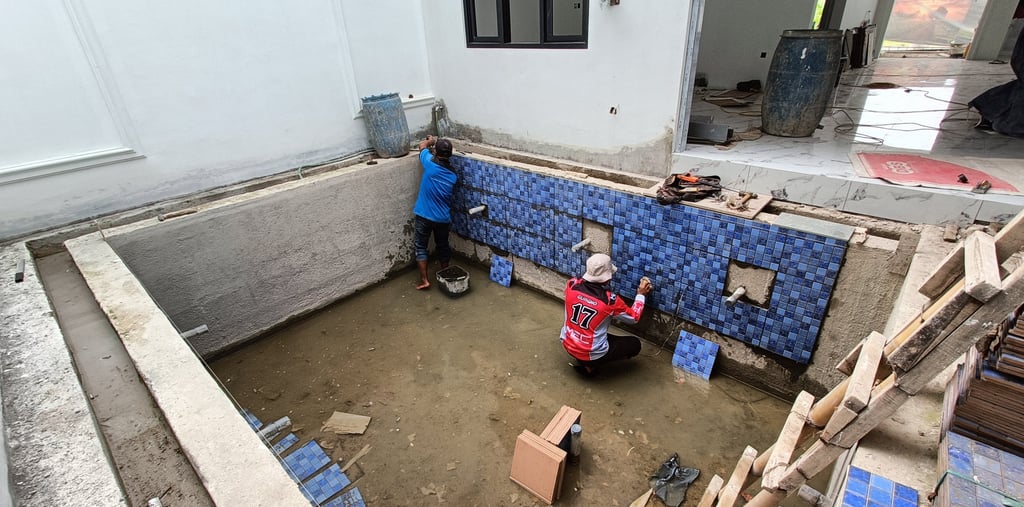 Kontraktor kolam renang profesional di Banten sedang mengerjakan pembuatan kolam renang