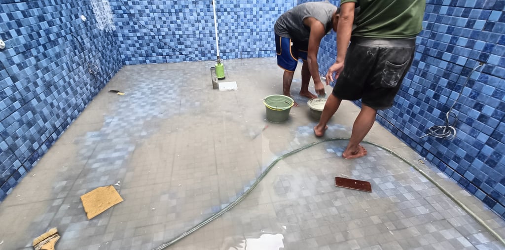 Kontraktor kolam renang profesional di Tangerang sedang mengerjakan pembuatan kolam renang