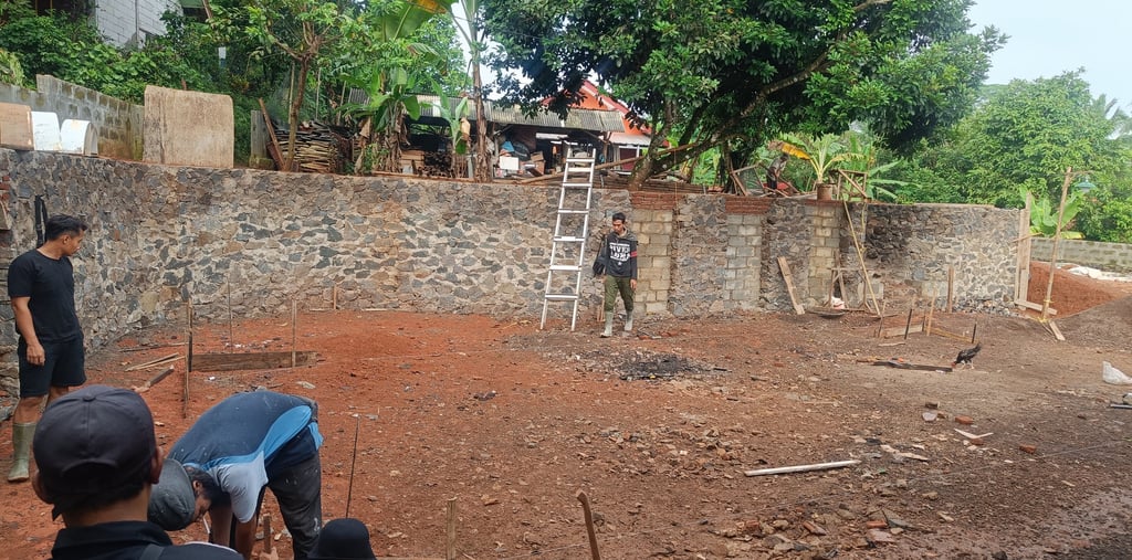 Kontraktor kolam renang profesional di Salatiga sedang mengerjakan pembuatan kolam renang