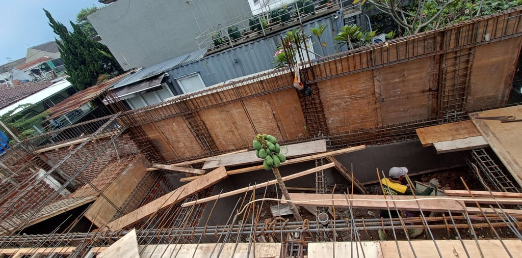 Kontraktor kolam renang profesional di Semarang sedang mengerjakan pembuatan kolam renang