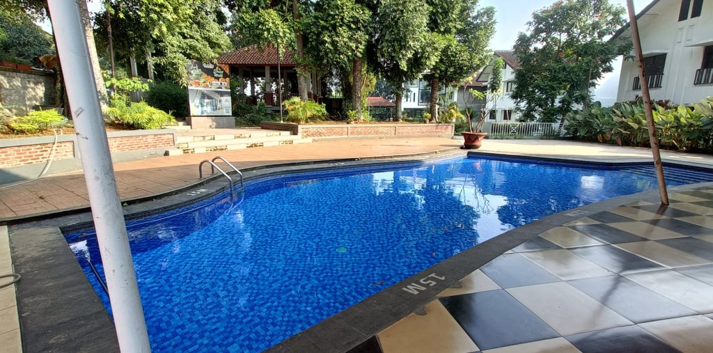 kolam renang di hotel buatan dayanapool di daerah lembang