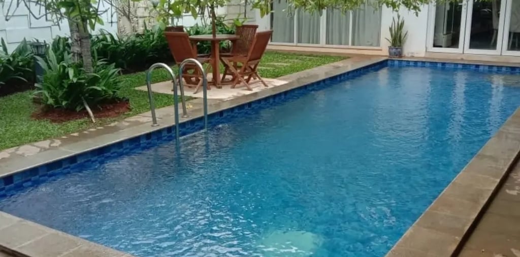 kolam renang dengan tema ala bali