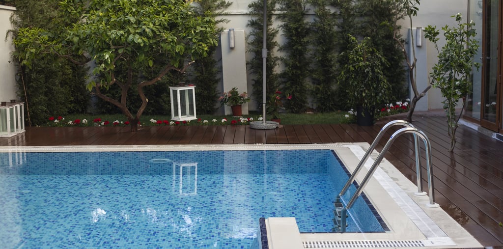 kolam renang minimalis dengan desain simple