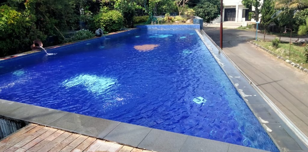 kolam renang yang bersih dan terawat dengan air jernih