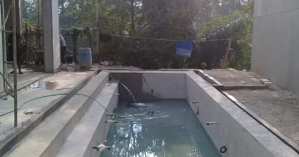 tes rendam kolam renang untuk mengetahui apakah ada kebocoran atau tidak.
