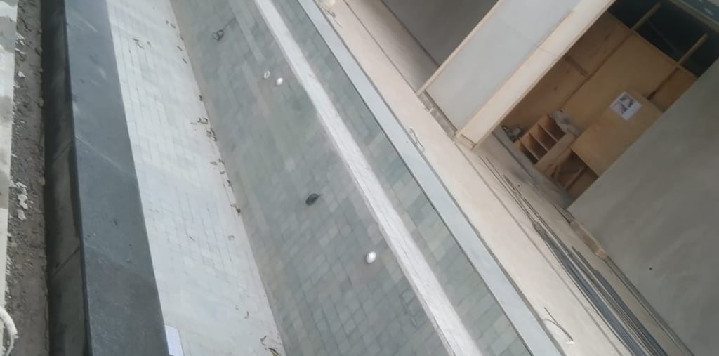 Kontraktor kolam renang profesional di Pangandaran sedang mengerjakan pembuatan kolam renang