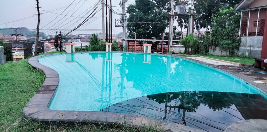Desain kolam renang overflow yang disesuaikan dengan ukuran lahan