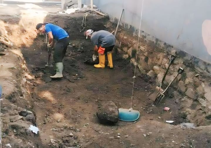 Kontraktor kolam renang profesional di Kuningan sedang mengerjakan pembuatan kolam renang