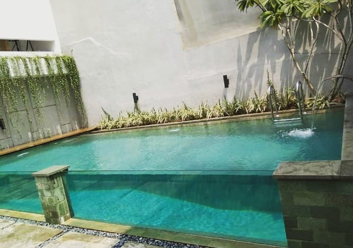 Kolam renang dengan desain minimalis dan fungsuonal di Banjar buatan dayanapool