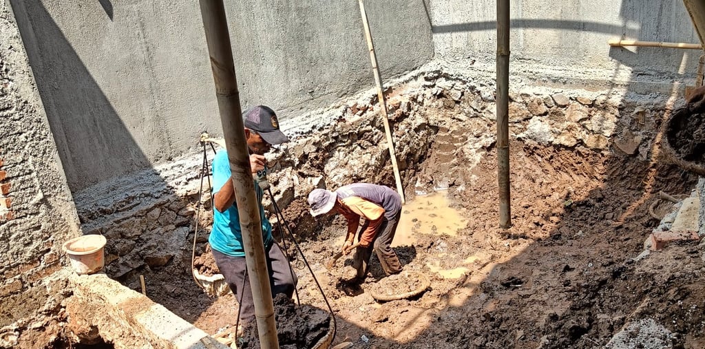 Kontraktor kolam renang profesional di Magelang sedang mengerjakan pembuatan kolam renang