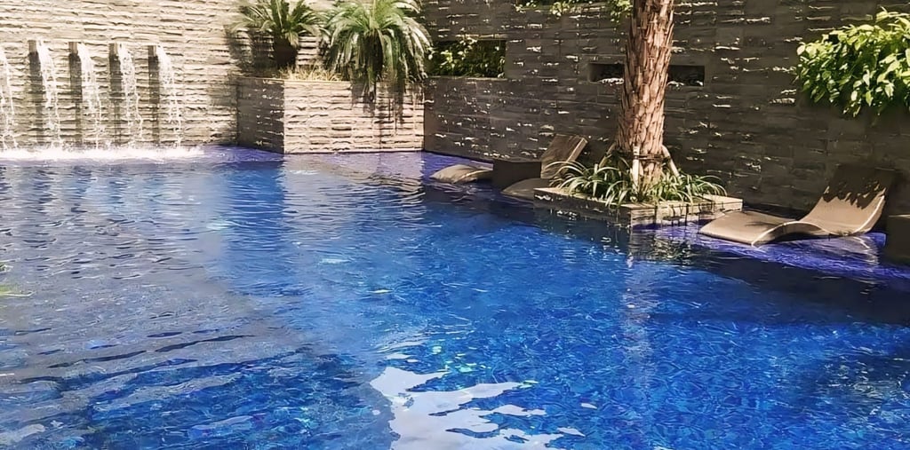 Kolam renang garapan dayanapool dengan sistem semi overflow