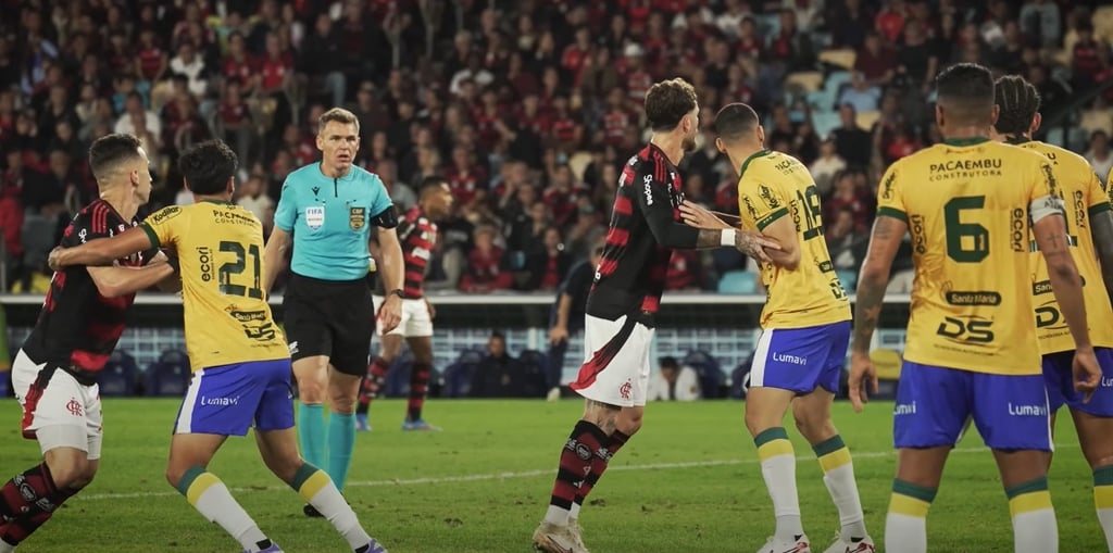 Disputa aérea na partida entre Flamengo x Mirassol