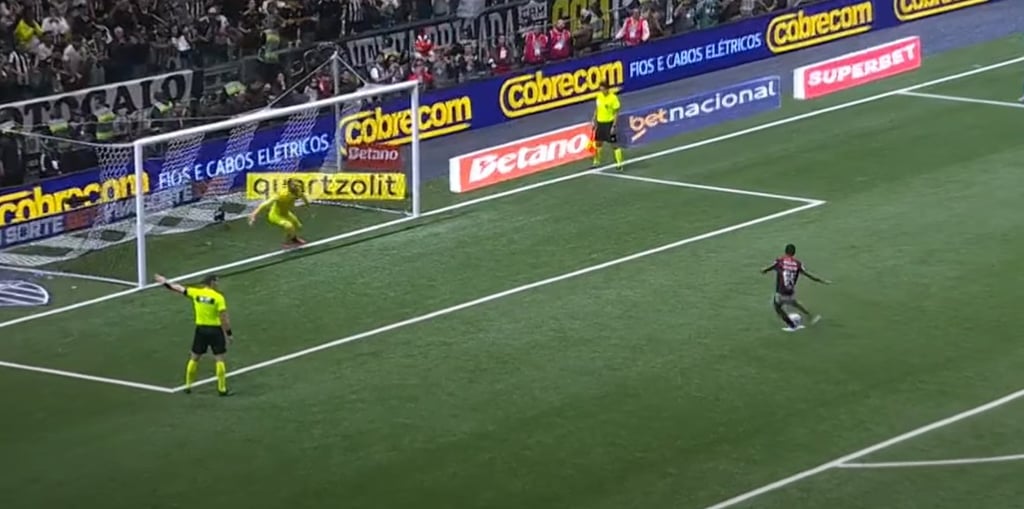 Momento da cobrança de Wallace Yan.