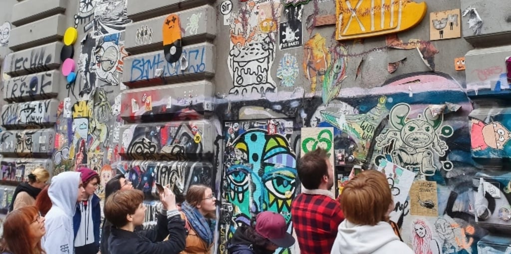 Students exploring street art Hamburg Sternschanze tour / Studierende entdecken Street Art Hamburg Sternschanze Tour