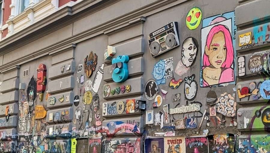 Street art and stickers in Sternschanze Hamburg, Street Art und Sticker an Hauswand im Schanzenviertel Hamburg