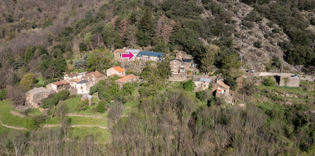 Vue aérienne du hameau de sénas avec localisation du gîte la petite corse dans le haut-Languedoc