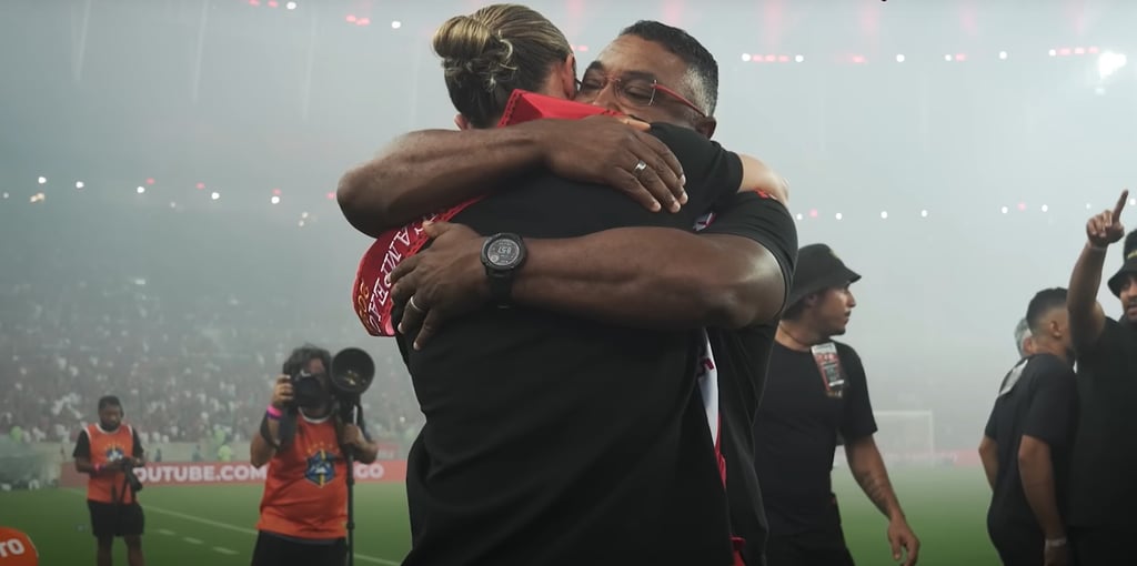 Filipe Luís e Roger Machado se cumprimentam antes da partida válida pela 1ª rodada do Brasileirão.