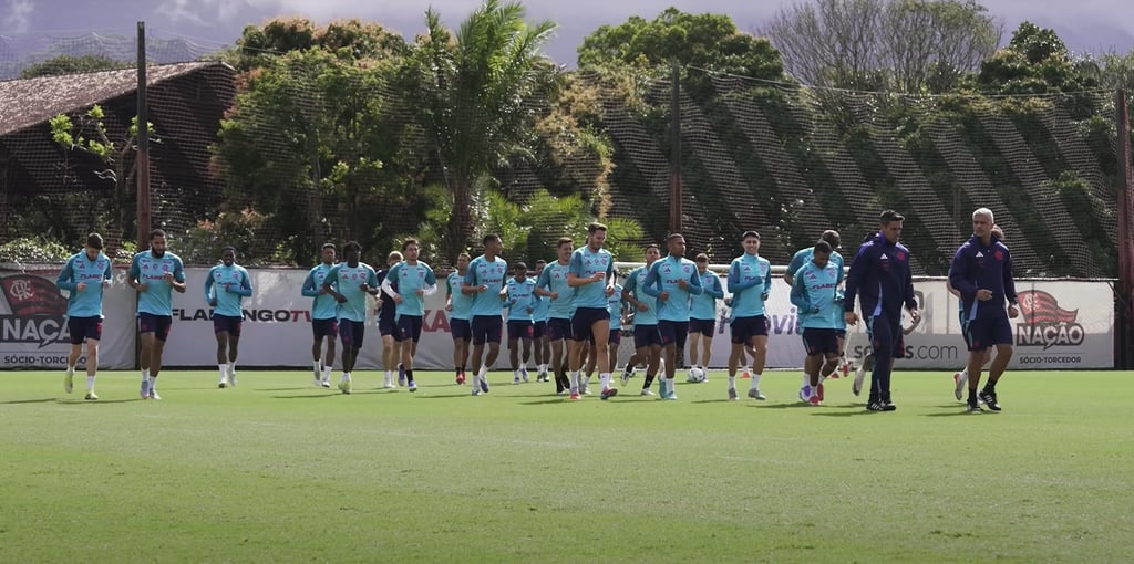 Elenco do Flamengo em treino antes de jogo contra o Inter na Libertadores.