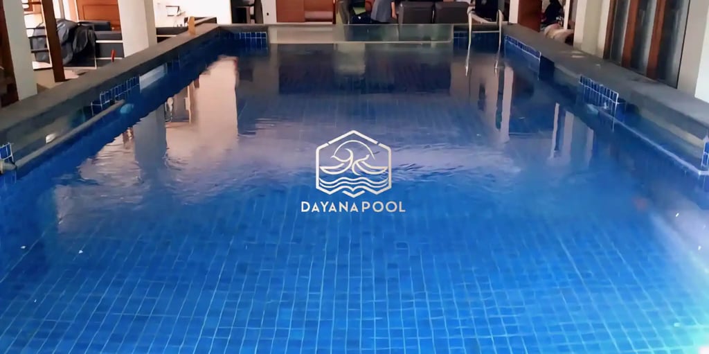 kolam renang minimalis dengan keramik berwarna biru tua.